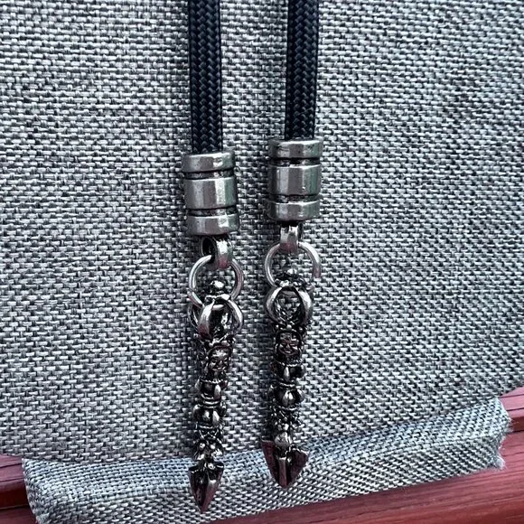 Classic Southwestern Style Bolo Tie Black Cord Dangling Arrow Tips - Picture 2 of 7